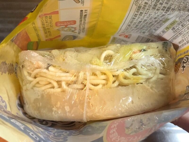 袋を開封したお水がいらないちゃんぽんの中身。麺・具材・スープが一体になったカチカチの冷凍塊