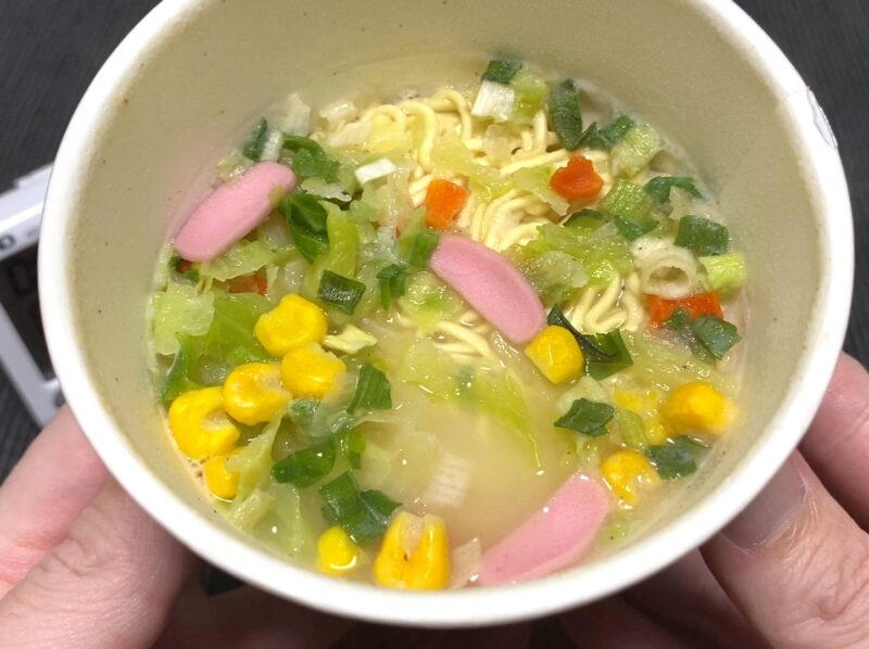 完成したコスモスON365野菜ちゃんぽん。かまぼこ・コーン・キャベツ・ねぎが入ったカップ麺の仕上がり