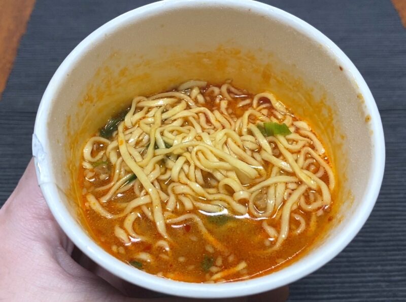 コスモスON365・担担麺の完成品・調味油を混ぜて赤く染まったスープと麺