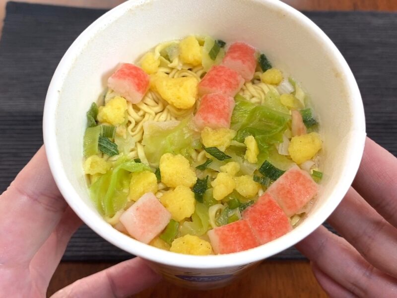 コスモスON365・シーフードヌードルの完成品・カニ風かまぼこ・卵・キャベツなど華やかな具材