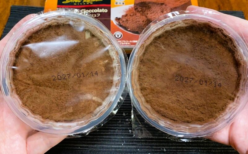 業務スーパー・チョコレートトリュフ2個入りを蓋越しに見た様子・カカオパウダーたっぷりの状態