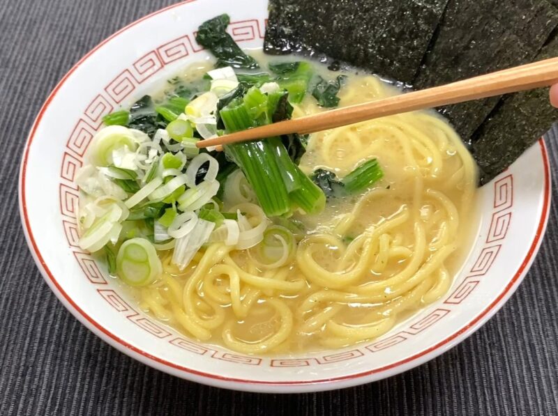 山岡家乾麺・塩に海苔・ほうれん草・ネギをトッピングした完成品