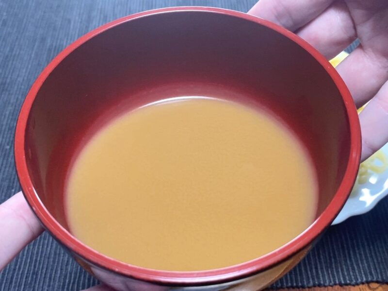 魚粉が香る王道の豚骨魚介スープ つけ汁のアップ