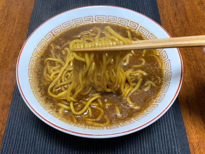 山岡家乾麺・味噌の太麺を箸で持ち上げた様子・スープが絡んだ状態