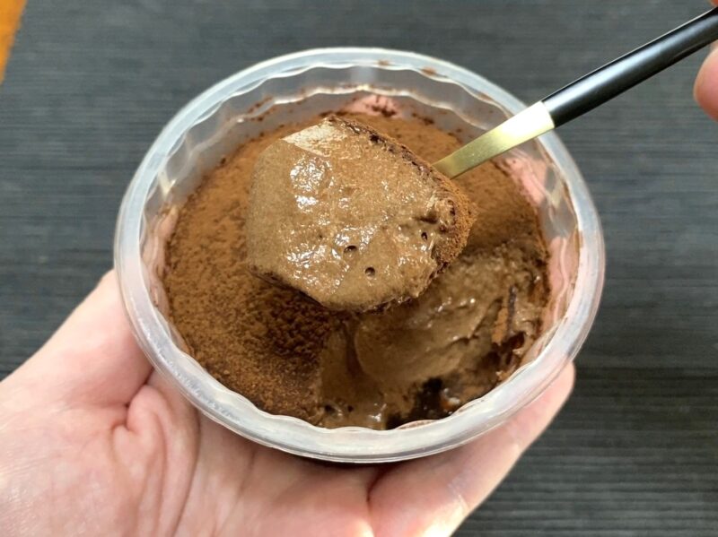 業務スーパー・チョコレートトリュフをスプーンで持ち上げた様子・なめらかなチョコムースの質感