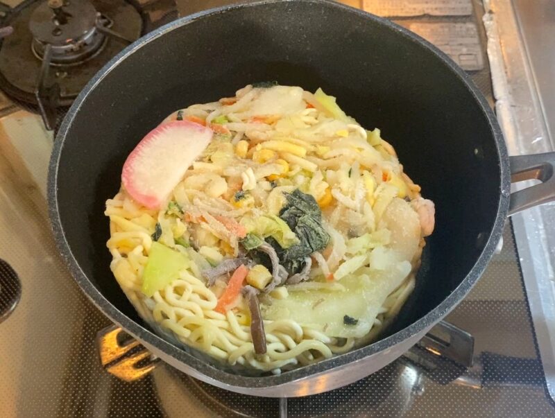 鍋でお水がいらないちゃんぽんを加熱中の様子。かまぼこ・野菜・麺が見えるオールインワン状態