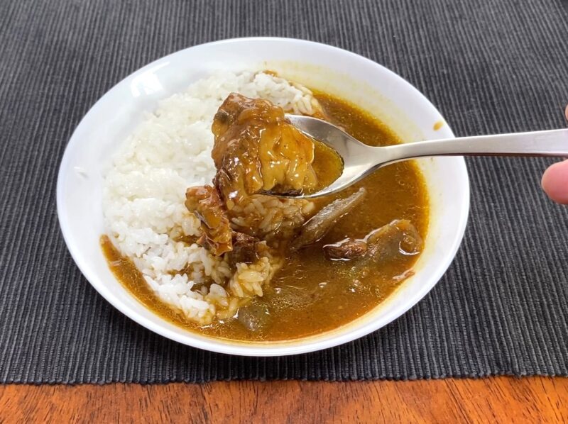 業務スーパー・牛すじとこんにゃくの和風カレーの牛すじをスプーンで持ち上げた様子・とろけるような脂身の牛すじ