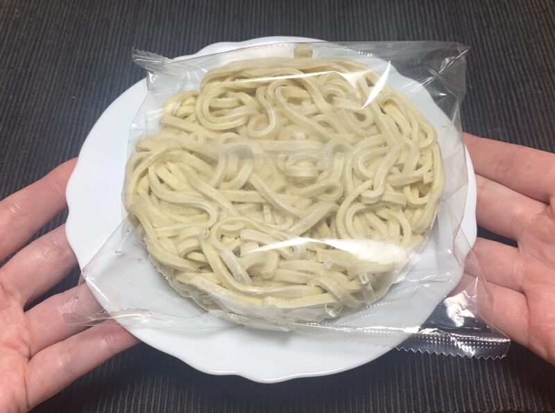 お皿に乗せて電子レンジ調理中の冷凍つけ麺 500Wで6分30秒