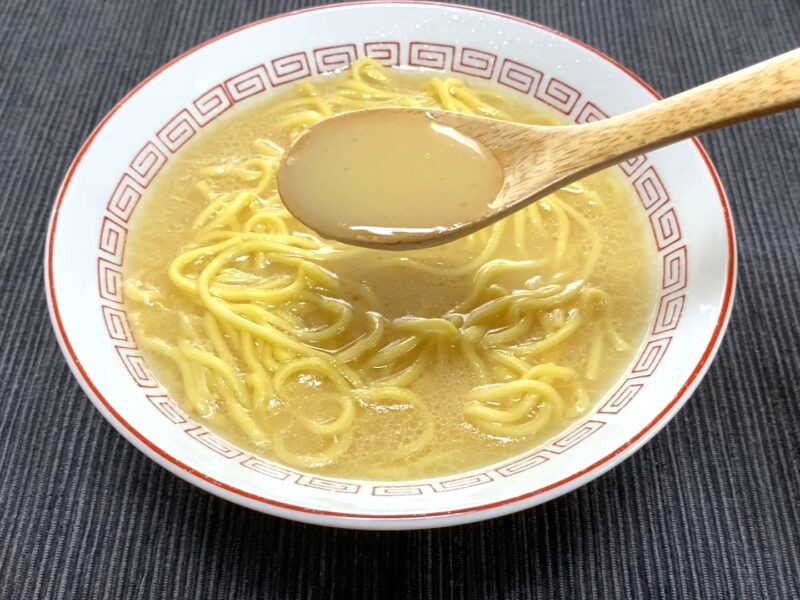 山岡家乾麺・塩のスープをレンゲですくった様子・白濁した豚骨風スープ