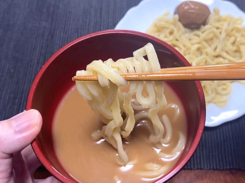 箸で持ち上げたコシのある太麺 ツルッとした質感