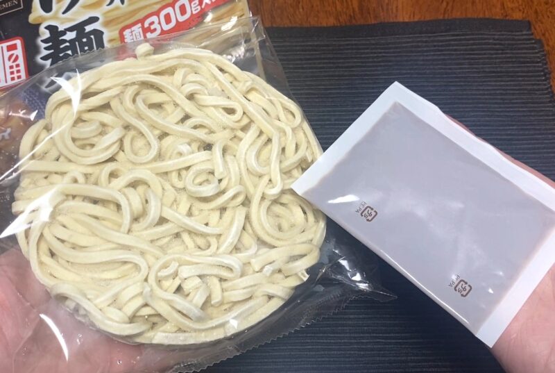 袋から出した冷凍麺と液体スープ 具材なしのシンプルな構成