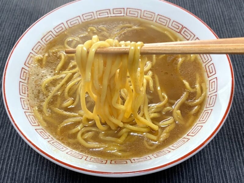 山岡家乾麺・醤油の太麺を箸で持ち上げた様子