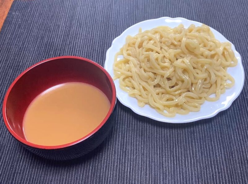 盛り付けたキンレイ豚骨魚介つけ麺 具材なしのシンプルな仕上がり