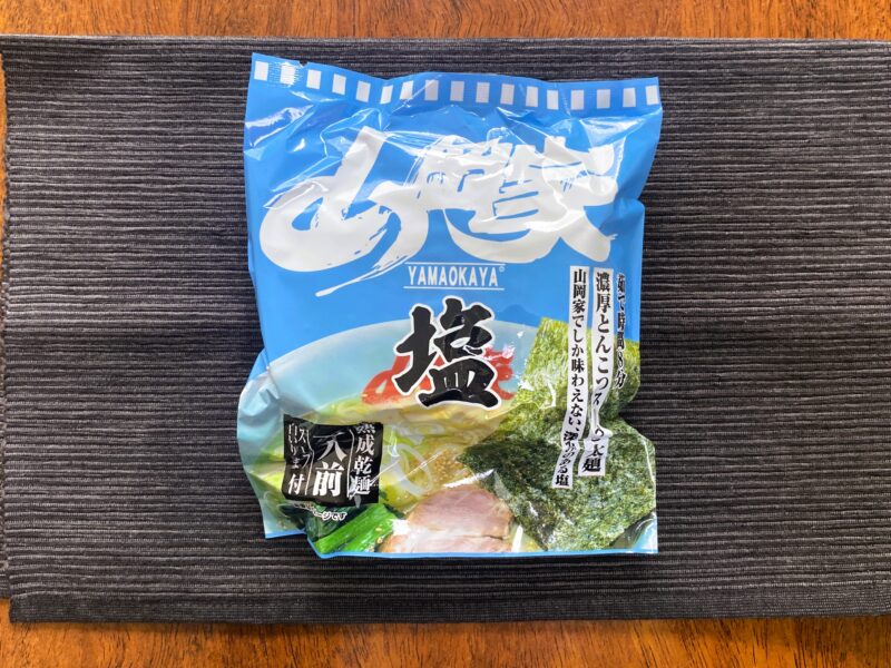 山岡家乾麺・塩のパッケージ正面（水色デザイン