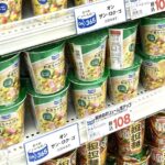 コスモス店内のON365野菜ちゃんぽん売り場。税込108円の値札とともに棚に並んだカップ麺