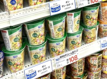 コスモス店内のON365野菜ちゃんぽん売り場。税込108円の値札とともに棚に並んだカップ麺