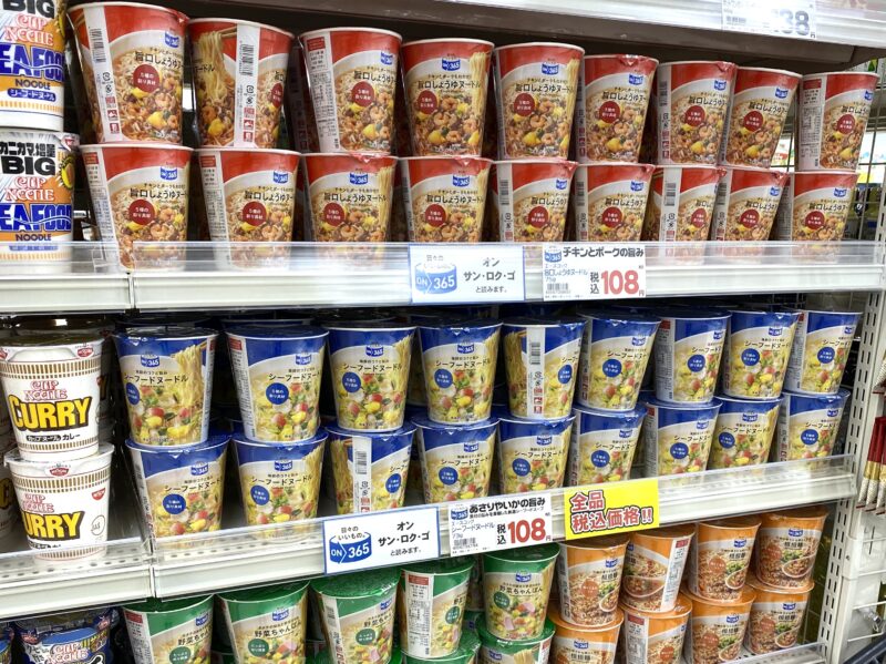 コスモスの店頭売り場に並ぶON365カップ麺シリーズ