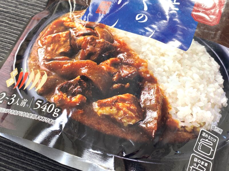 業務スーパー・牛すじとこんにゃくの和風カレーのパッケージアップ・中辛・2〜3人前540gの盛り付け例