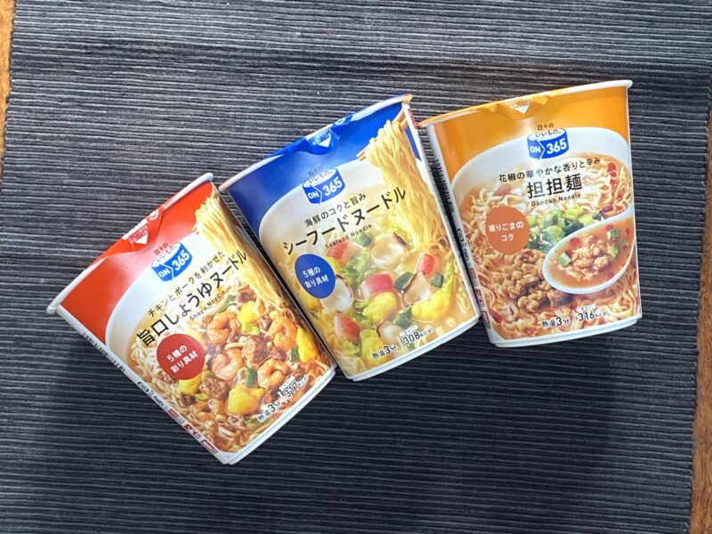 コスモスON365カップ麺3種（旨口しょうゆヌードル・シーフードヌードル・担担麺）のパッケージ