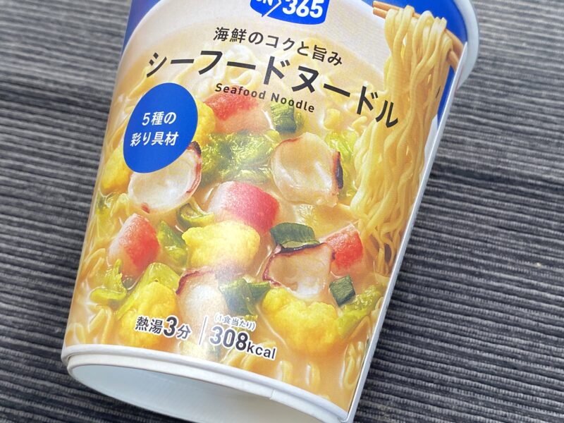 コスモスON365・シーフードヌードルのパッケージアップ・5種の具材と308kcal表記