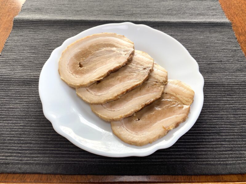 開封した大判厚切りバラ焼豚4枚を並べた様子