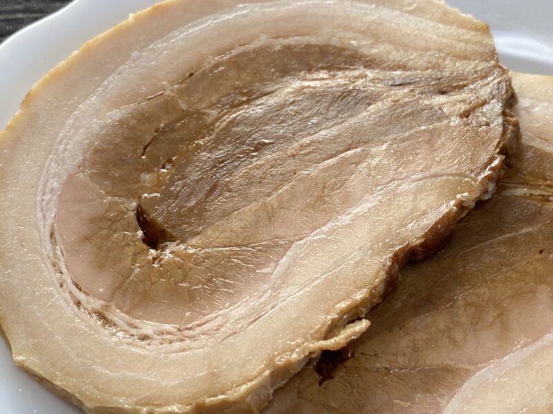 大判厚切りバラ焼豚の断面・肉質のアップ