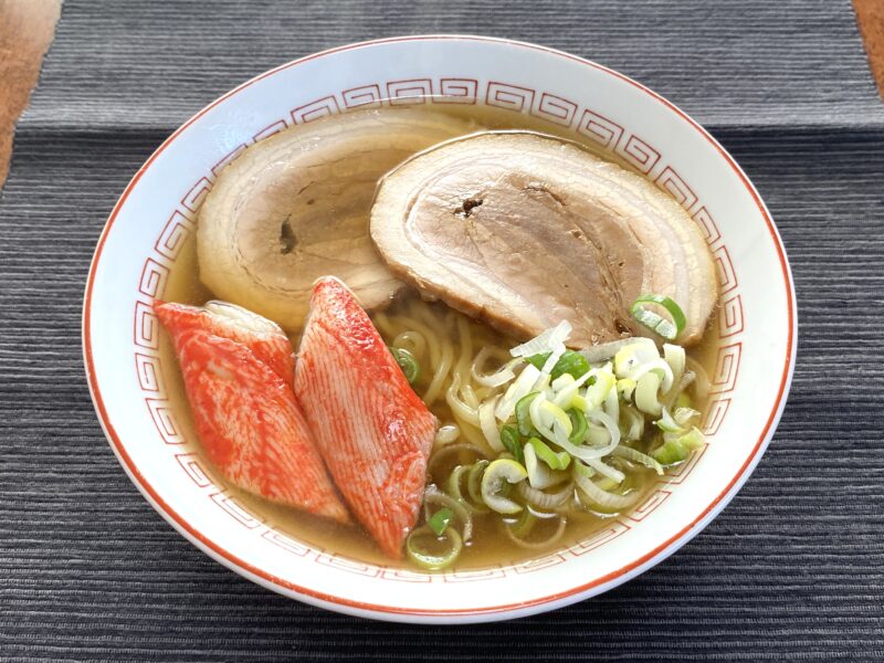 ラーメンに大判厚切りバラ焼豚をトッピングした様子