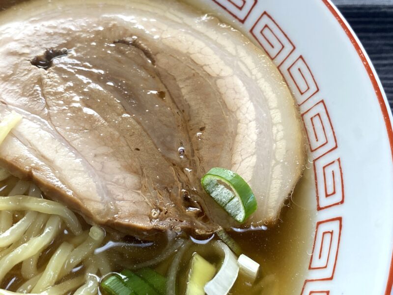 スープで温まった焼豚のアップ