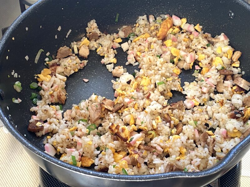 大判厚切りバラ焼豚を使って炒飯を作る