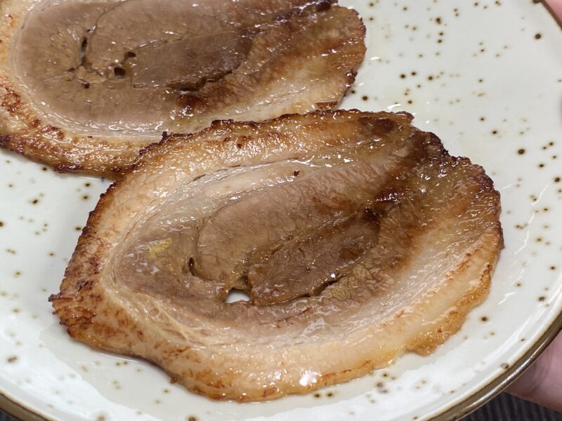 フライパンで焼いた後の大判厚切りバラ焼豚・脂が溶けて艶やかな状態