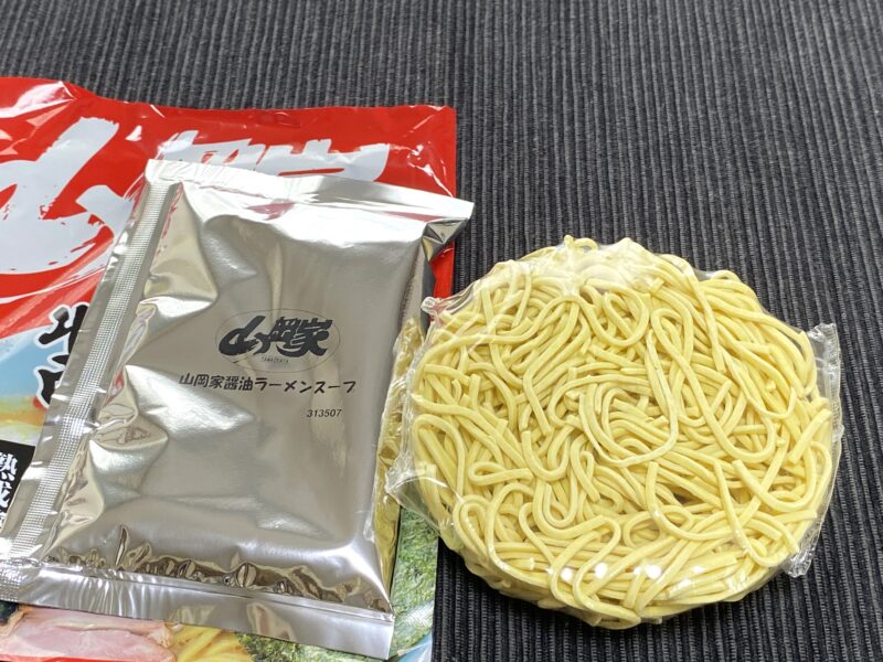 山岡家乾麺醤油の中身・スープの小袋と専用乾麺90g