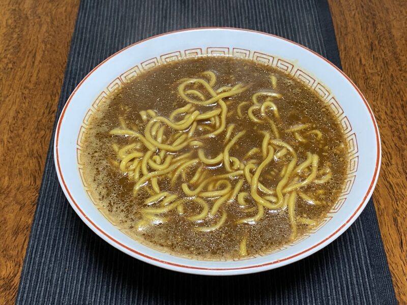 山岡家乾麺・味噌のトッピングなし完成品・濃い茶色の味噌スープと太麺