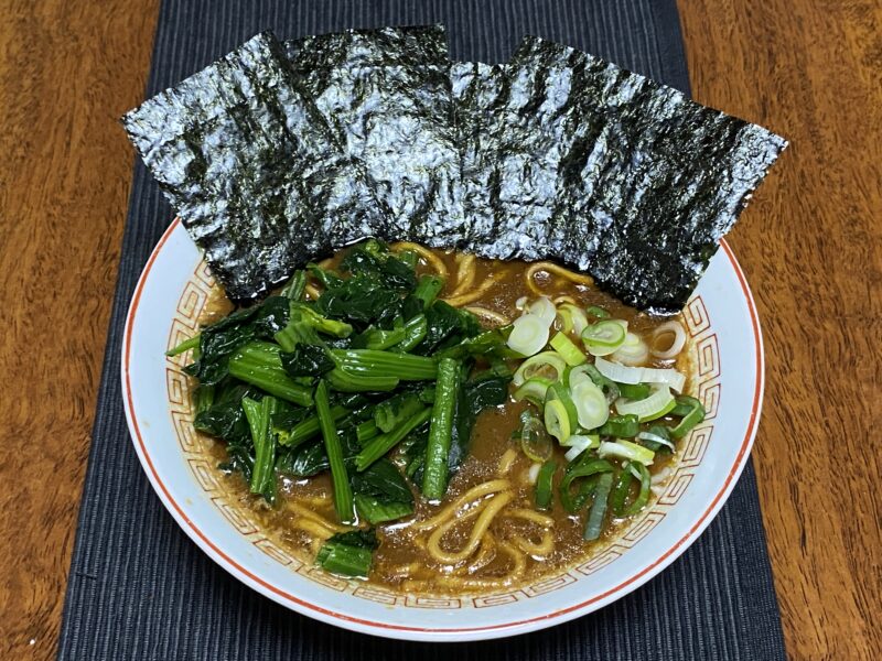 山岡家乾麺に海苔・ほうれん草・ネギをトッピングした完成品