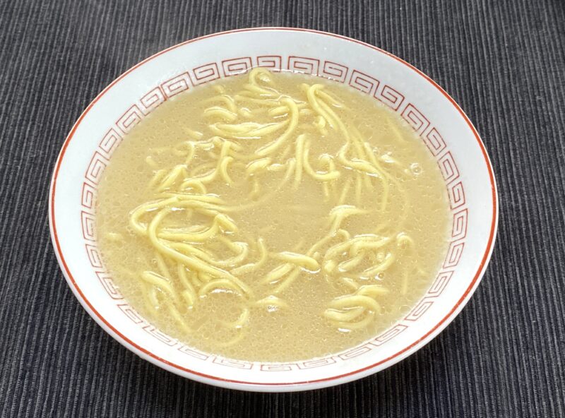 山岡家乾麺・塩のトッピングなし完成品・白いスープと太麺