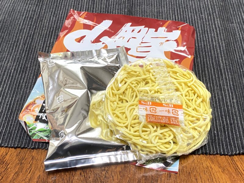 山岡家乾麺辛味噌の中身・スープの小袋・専用乾麺90g・S&B一味唐辛子の小袋