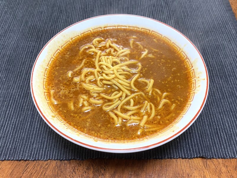 山岡家乾麺・辛味噌のトッピングなし完成品・赤みがかった濃厚な辛味噌スープと太麺