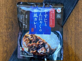 業務スーパー・牛すじとこんにゃくの和風カレーのパッケージ正面・鰹節ベースの和風だし仕立て540g税込473円
