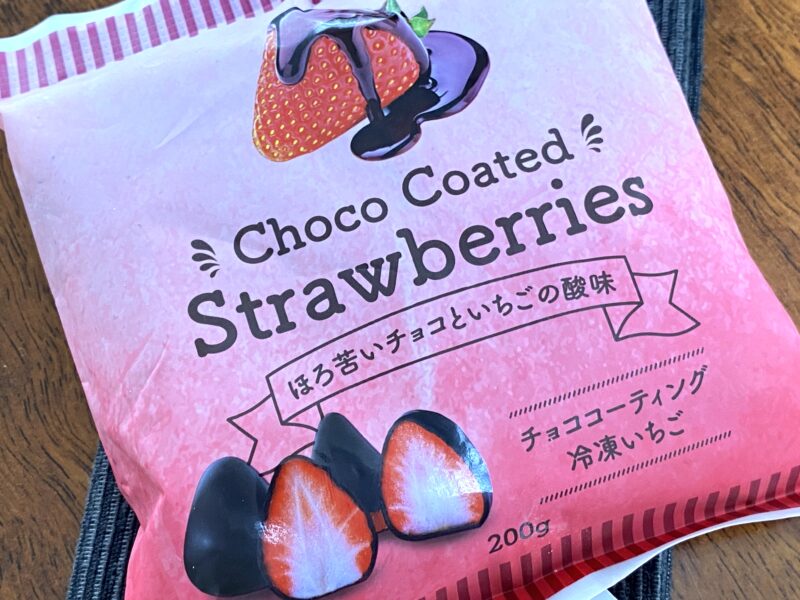 業務スーパー・チョココーティング冷凍いちごのパッケージ正面・ピンクデザインで200g・ほろ苦いチョコといちごの酸味