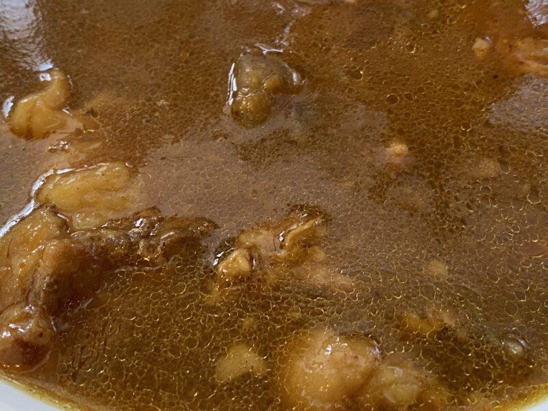 業務スーパー・牛すじとこんにゃくの和風カレーを湯煎後に開封した様子・シャバシャバのゆるいルーとこんにゃく・牛すじ