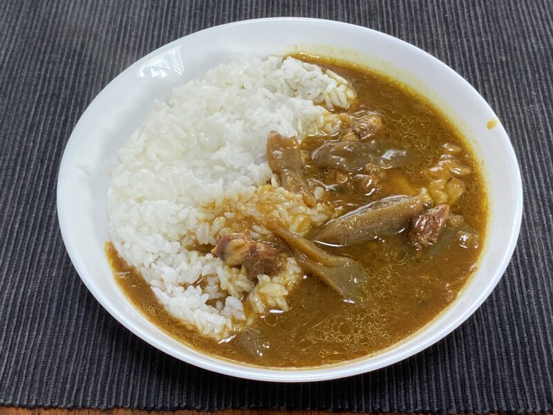 業務スーパー・牛すじとこんにゃくの和風カレーをご飯にかけた完成品・シャバシャバのゆるいルーとこんにゃく・牛すじ