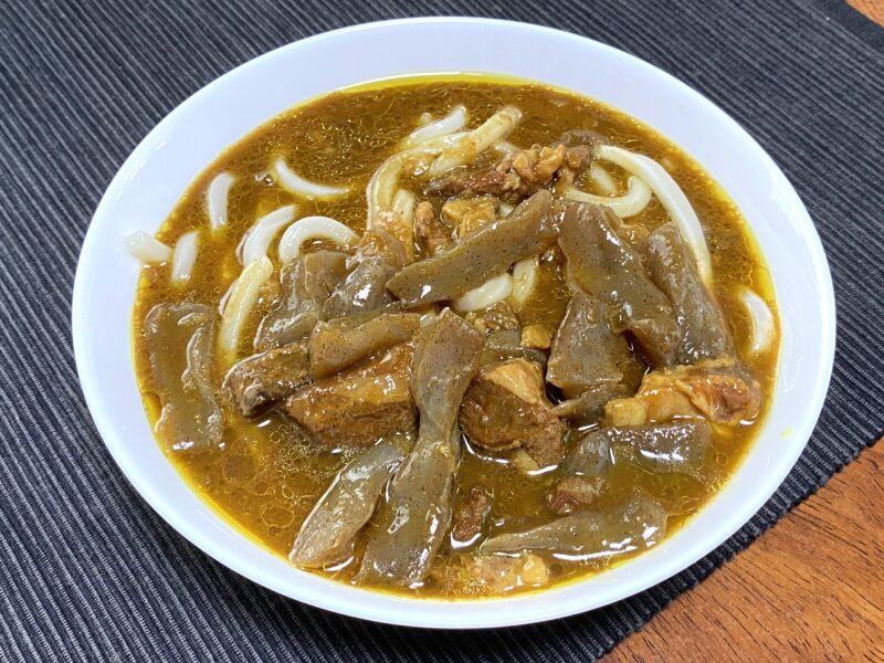 業務スーパー・牛すじとこんにゃくの和風カレーをうどんにかけたカレーうどんの完成品