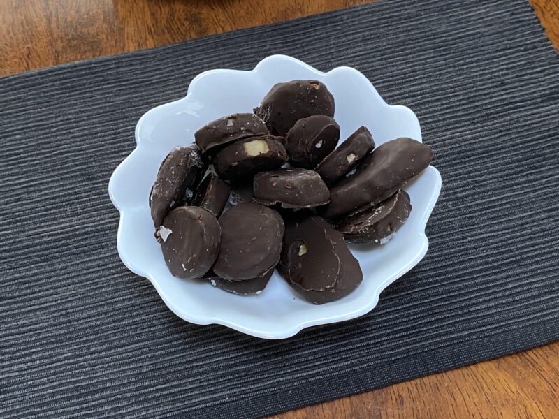 業務スーパー・チョココーティング冷凍バナナを皿に盛り付けた様子・大きさバラバラでコーティングがいびつな仕上がり