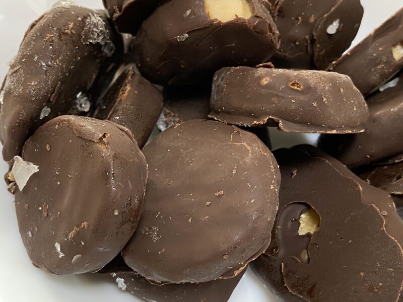 業務スーパー・チョココーティング冷凍バナナのアップ・チョコが欠けたり割れたりしている外国産らしいざっくりした見た目