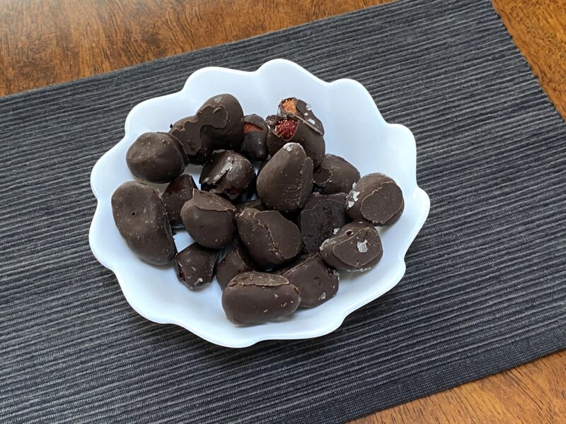 業務スーパー・チョококーティング冷凍いちごを皿に盛り付けた様子・大きさバラバラでコーティングが欠けた状態