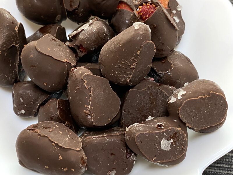 業務スーパー・チョコいちごのアップ・チョコが割れて中のいちごが見える海外産らしいざっくりした仕上がり