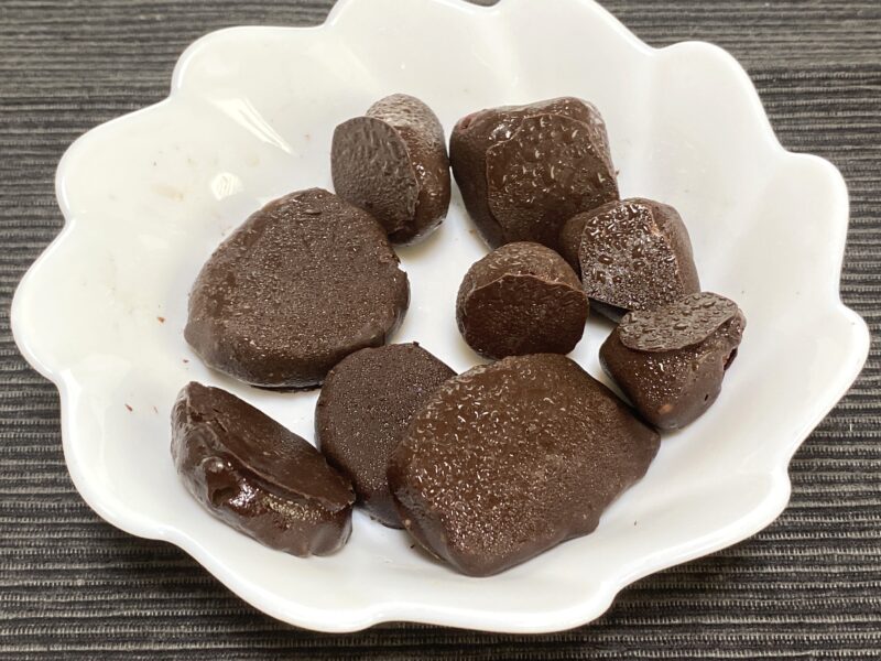 業務スーパー・チョコバナナを室温解凍した様子・結露で水滴だらけになったチョココーティング