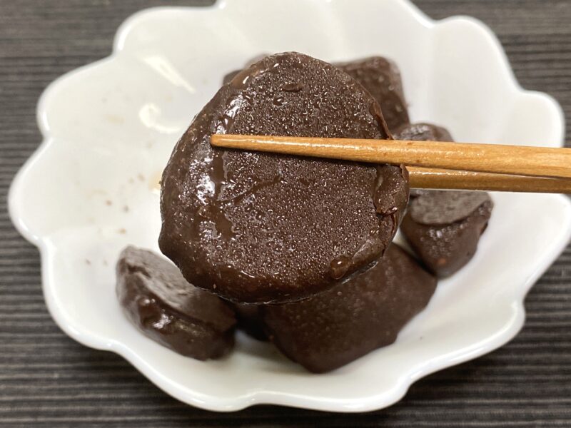 業務スーパー・チョコバナナの半解凍状態を箸で持ち上げたアップ・チョコが柔らかくしっとりした仕上がり