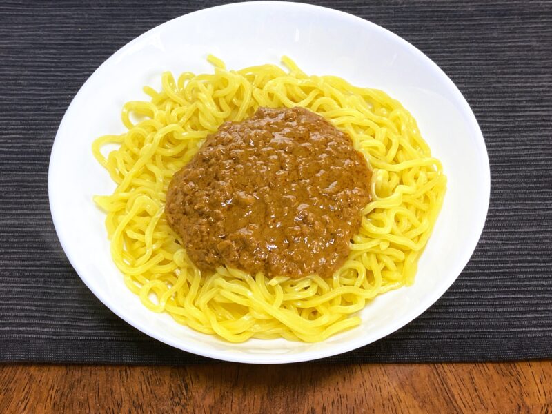 業務スーパー・汁なし担担麺の素を麺にかけた完成品・ミートソースのような見た目のねりごまタレ