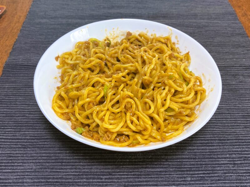 業務スーパー・汁なし担担麺の素をネギと混ぜた汁なし担担麵の完成品・ねりごまタレが絡んだ状態