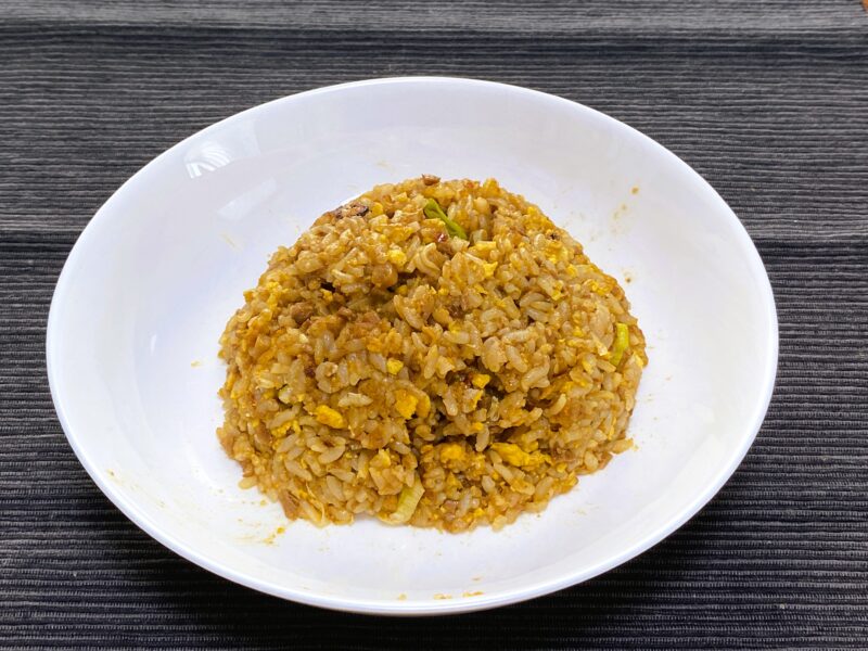 業務スーパー・汁なし担担麺の素で作った担担炒飯の完成品・卵・ネギ・ひき肉入り